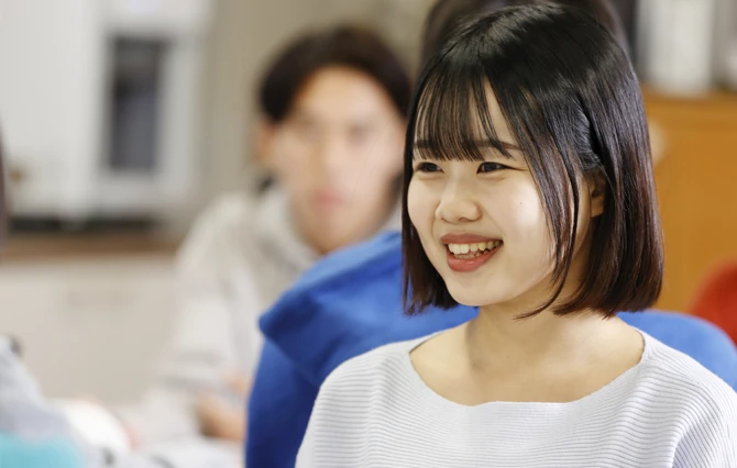 笑顔の学生